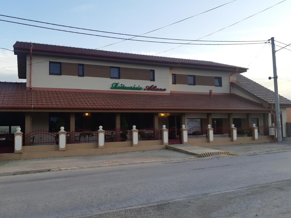 Restauracia-Penzion Altana Ludanice Exterior foto