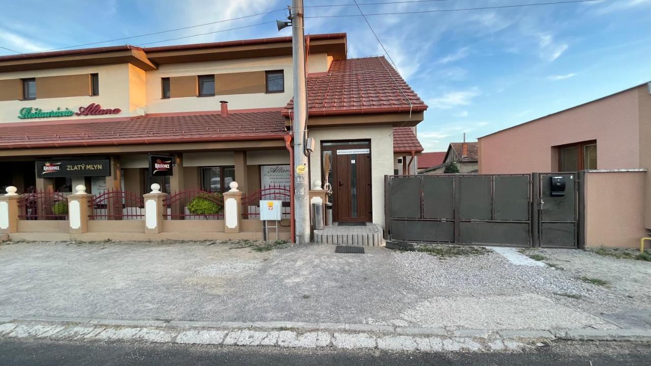 Restauracia-Penzion Altana Ludanice Exterior foto